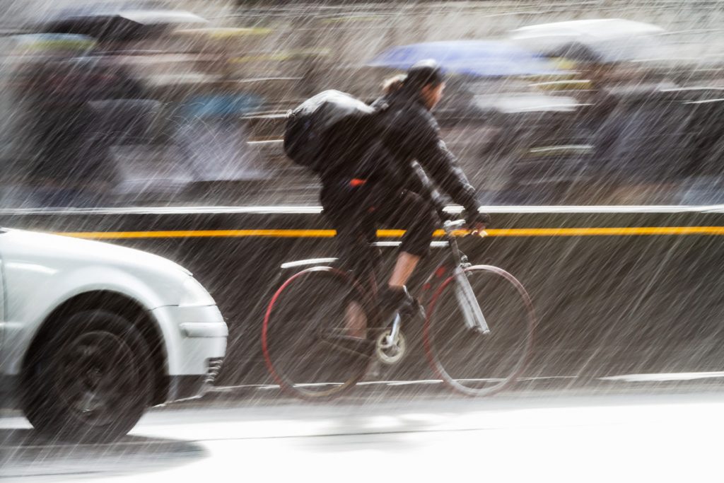 fahrrad bei der arbeit im regen